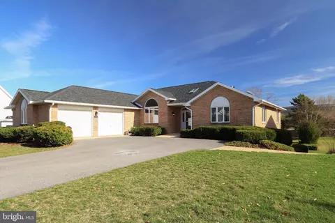128 Waypoint Cir, State College, PA 16801