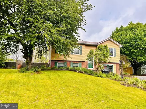 211 N Vanessa Dr, Pleasant Gap, PA 16823