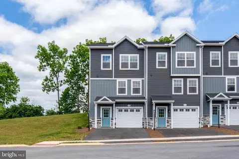 186 Highpoint Park Dr, Pleasant Gap, PA 16823