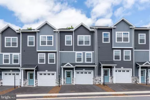 182 Highpoint Park Dr, Pleasant Gap, PA 16823