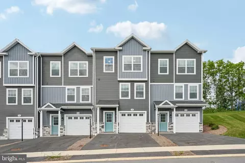 180 Highpoint Park Dr, Pleasant Gap, PA 16823