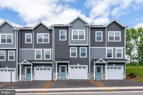 180 Highpoint Park Dr, Pleasant Gap, PA 16823