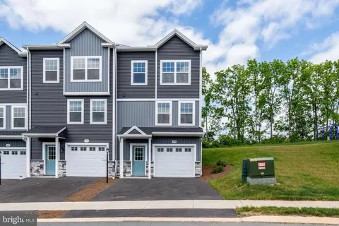 178 Highpoint Park Dr, Pleasant Gap, PA 16823