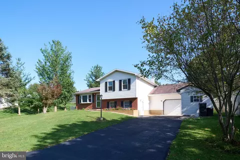 136 Creekside Dr, State College, PA 16801