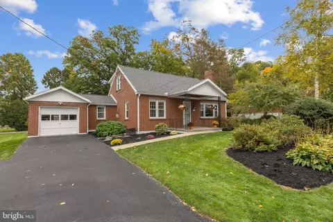 117 Deepwood Dr, Pine Grove Mills, PA 16868