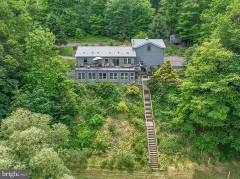 26 The Lovely Ln, Mill Hall, PA 17751