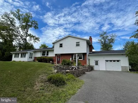 660 Canal St, Mill Hall, PA 17751