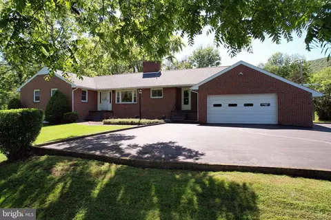 15 Stone Ridge Ln, Mill Hall, PA 17751
