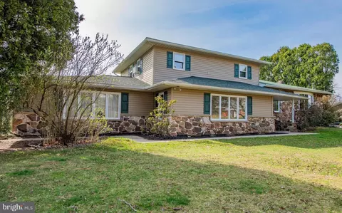 38 Carnation Ln, Mill Hall, PA 17751