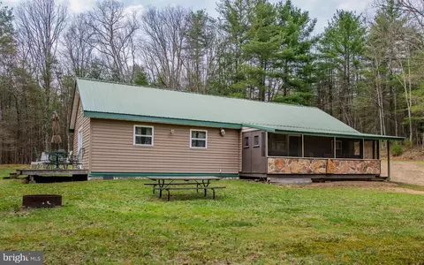 220 Gillens Rd, Mill Hall, PA 17751
