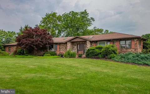 727 Ridge Rd, Mill Hall, PA 17751