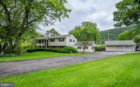 1 Emerald St, Mill Hall, PA 17751