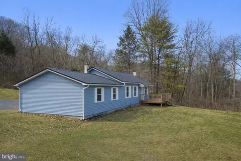 2911 Renovo Rd, Mill Hall, PA 17751