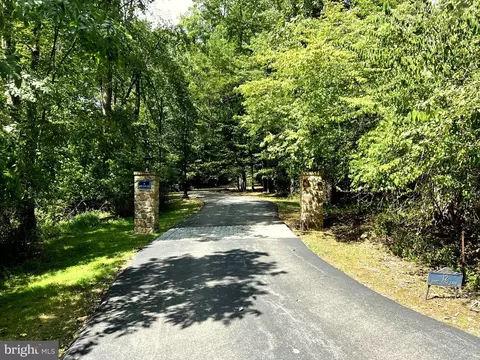 12 Hunt Club Ln, Malvern, PA 19355