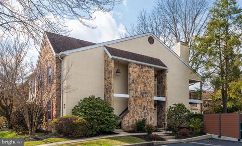 112 Valley Stream Cir, Chesterbrook, PA 19087