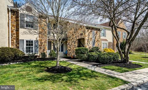 260 Valley Stream Ln, Chesterbrook, PA 19087