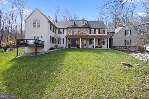 4 Heatherwood Dr, Malvern, PA 19355