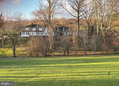 2415 White Horse Rd, Berwyn, PA 19312