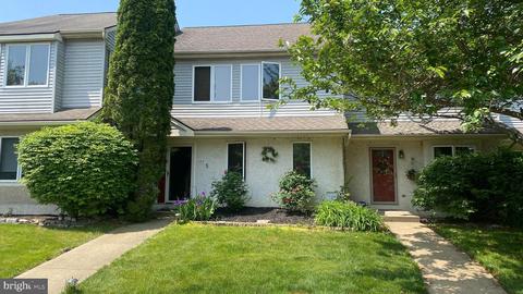 102 Pinebrooke Cir, Downingtown, PA 19335