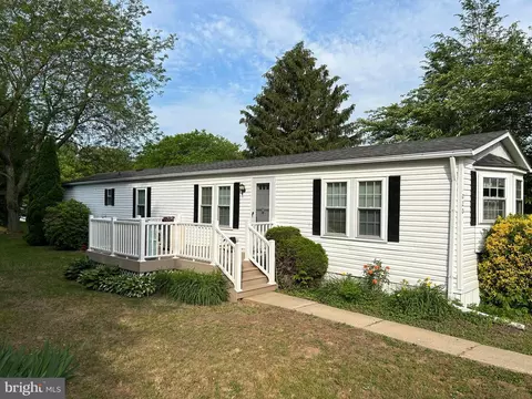 1020 Sunhigh Dr, West Chester, PA 19380
