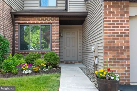 402 Hanover Ct, Chesterbrook, PA 19087 photo 2