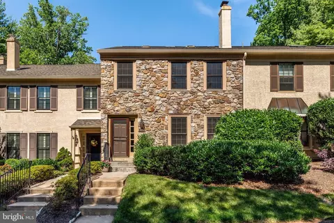 2105 Weatherstone Dr, Paoli, PA 19301