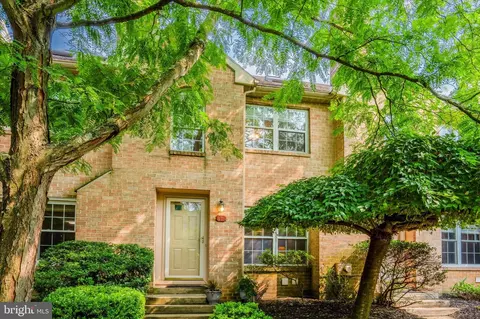 17 Rampart Dr, Chesterbrook, PA 19087