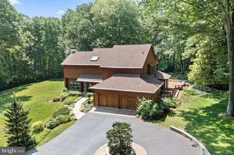 7 Hunt Club Ln, Malvern, PA 19355