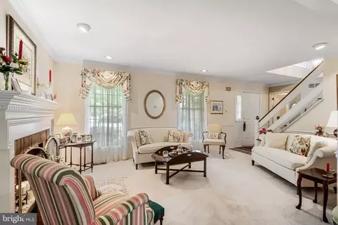 32 Stonehurst Ct, Chesterbrook, PA 19087 photo 4