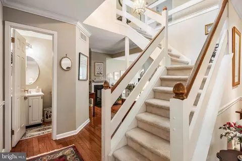 32 Stonehurst Ct, Chesterbrook, PA 19087 photo 3