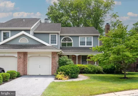 32 Stonehurst Ct, Chesterbrook, PA 19087