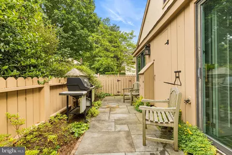 10 Sugar Knoll Dr, Devon, PA 19333 photo 3