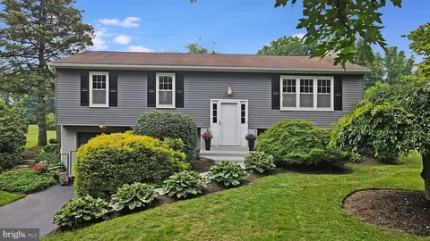 110 Clearview Dr, Downingtown, PA 19335