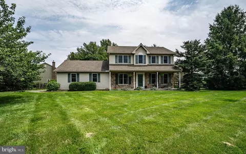 15 Scarlett Oaks Cir, Honey Brook, PA 19344