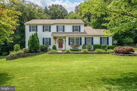 454 Creekside Dr, Downingtown, PA 19335