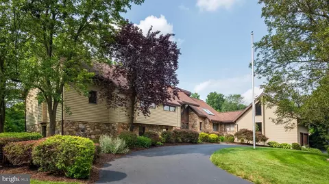 679 Thomas Jefferson Rd, Wayne, PA 19087 photo 2