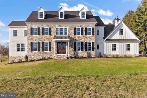 2 Red Barn Ln, Malvern, PA 19355