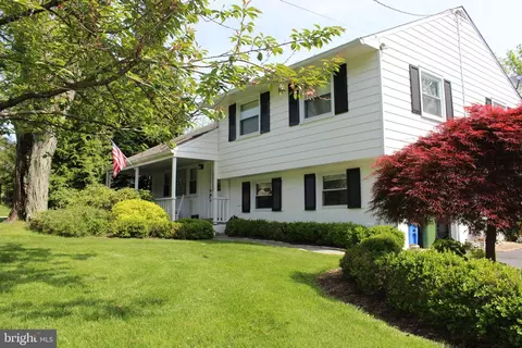 5 Vernon Ln, Malvern, PA 19355