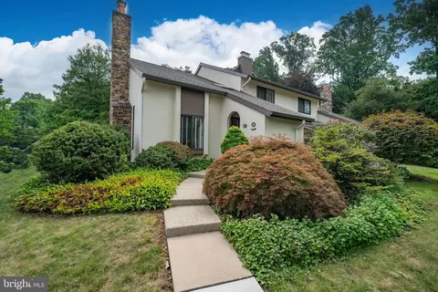 37 Oak Knoll Dr, Berwyn, PA 19312
