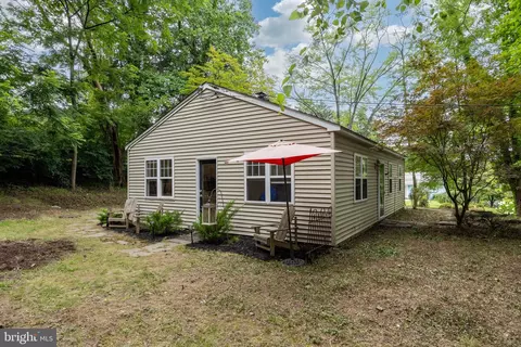 2 Fahnestock Rd, Malvern, PA 19355