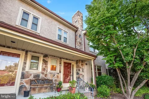 79 Bunker Hill Ct, Chesterbrook, PA 19087