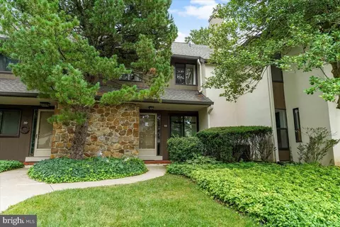 38 Oak Knoll Dr, Berwyn, PA 19312