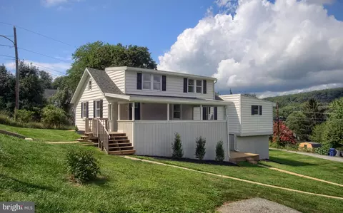 52 Pine St, Coatesville, PA 19320