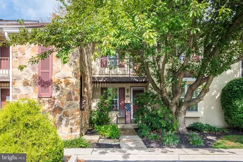 110 Valley Stream Cir, Chesterbrook, PA 19087
