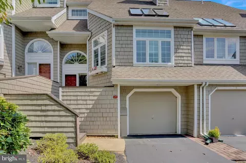 29 Newport Dr, Chesterbrook, PA 19087