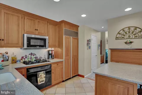 29 Newport Dr, Chesterbrook, PA 19087 photo 22