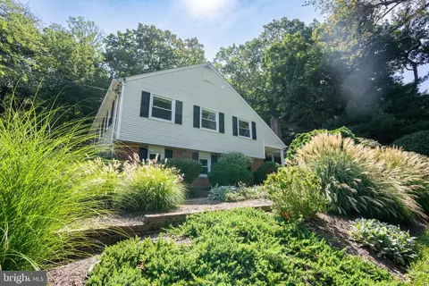 48 Gwen Ln, Devon, PA 19333