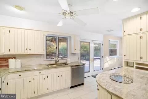 48 Gwen Ln, Devon, PA 19333 photo 2