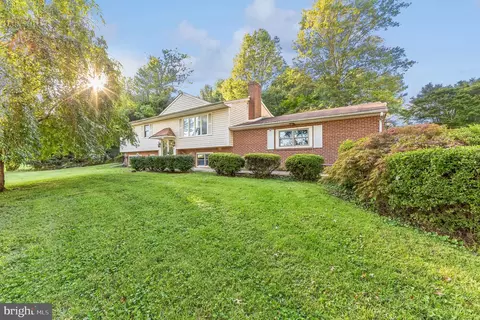 4 Powder Horn Ln, Newtown Square, PA 19073