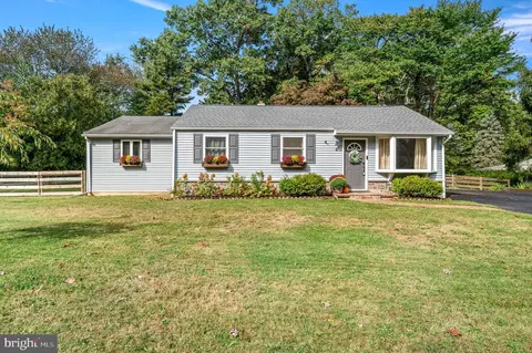 4 Diane Dr, Malvern, PA 19355